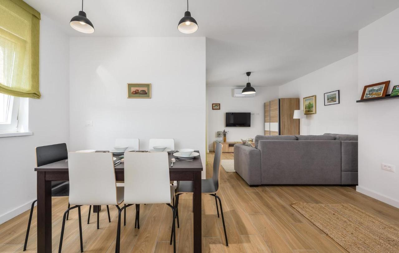 Apartma Lucija *